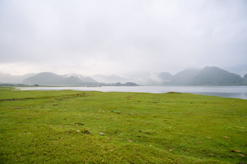 你爱的不是我,你心里还藏着谁,你爱的不是我,是否是我错了,是什么歌里的？