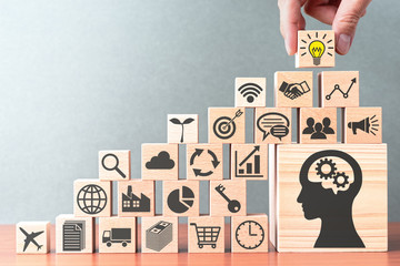 100句英语句子（谚语和名言一共一百句）<带中文翻译>