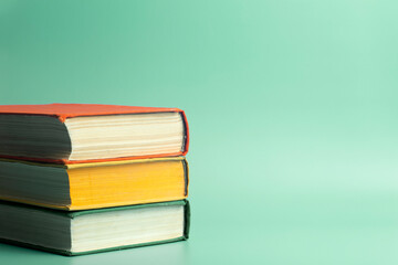 你爱的不是我,你心里还藏着谁,你爱的不是我,是否是我错了,是什么歌里的？