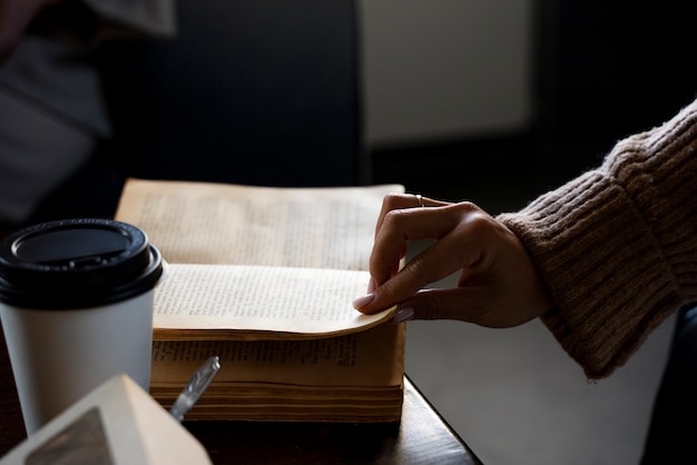 你爱的不是我,你心里还藏着谁,你爱的不是我,是否是我错了,是什么歌里的？